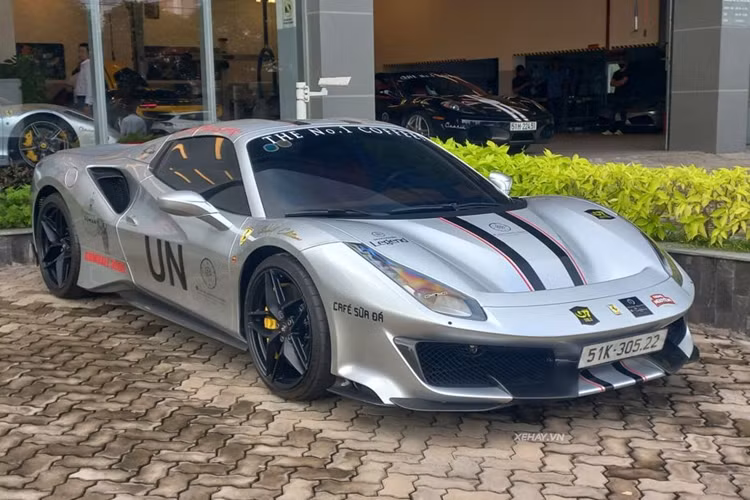 Nổi bật trong dàn siêu xe đến từ nước Ý tại Gumball 3000 2024 là mẫu Ferrari 488 Pista Spider của Đặng Lê Nguyên Vũ. Được biết, đây là chiếc xe thứ 2 cập bến Việt Nam sau chiếc Ferrari 488 Pista Spider của đại gia Hoàng Kim Khánh.