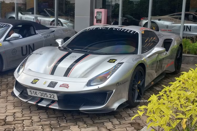 Nguyên bản xe sở hữu màu sơn độc đáo Rosso Fiorano cùng bộ tem thể thao Nero Daytona. Tuy nhiên, để chuẩn bị cho hành trình siêu xe Gumball 3000 2024, chiếc siêu xe Ferrari 488 Pista giờ đây đã được thay bộ cánh màu xám, đi cùng loạt tem quảng bá cho thương hiệu cafe Trung Nguyên.