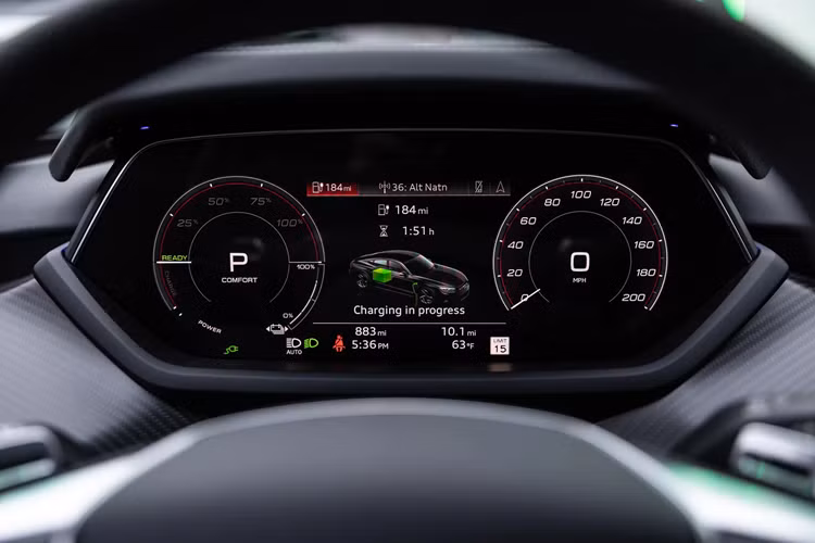 Audi cũng đã điều chỉnh hệ thống treo để mang lại cảm giác lái mượt mà hơn, trong khi hệ thống lái đã được tinh chỉnh để mang lại trải nghiệm lái năng động hơn. Hãng xe đến từ nước Đức cho biết thêm rằng chiếc crossover điện đời mới sẽ cho cảm giác cân bằng hơn, mang lại trải nghiệm thể thao mà vẫn không làm ảnh hưởng đến sự thoải mái.