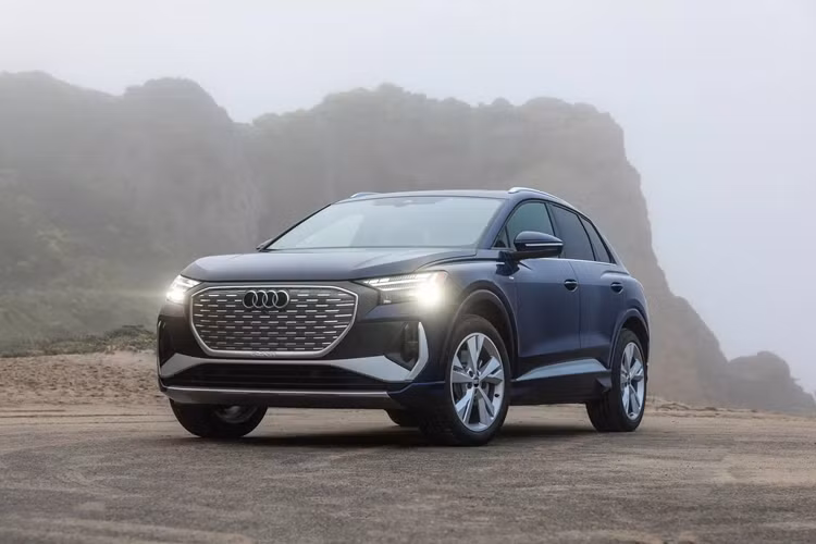 Tại Mỹ, khách hàng quan tâm đến Q4 55 e-tron 2024 sẽ có thể lựa chọn giữa 3 cấu hình là Premium, Premium Plus và Prestige, với lượng trang bị tiện nghi tăng dần. Xe có tất cả là 4 lựa chọn về màu sơn ngoại thất.