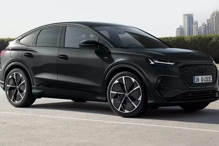 Trong tương lai gần, danh mục xe điện gầm cao của Audi tại Mỹ sẽ còn phong phú thêm nữa khi hãng này đang chuẩn bị ra mắt thêm mẫu Q6 e-tron, nằm ở vị thế cao cấp hơn Q4 e-tron và xếp dưới Q8 e-tron.