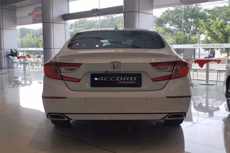 Đi kèm với động cơ là hộp số biến thiên vô cấp CVT cùng 2 chế độ lái Eco và Sport. Tại nhiều thị trường, Honda Accord đã được bổ sung thế hệ mới. Tuy nhiên, với doanh số khiêm tốn kể trên, khả năng xe ở Việt Nam có thế hệ mới là khá thấp.