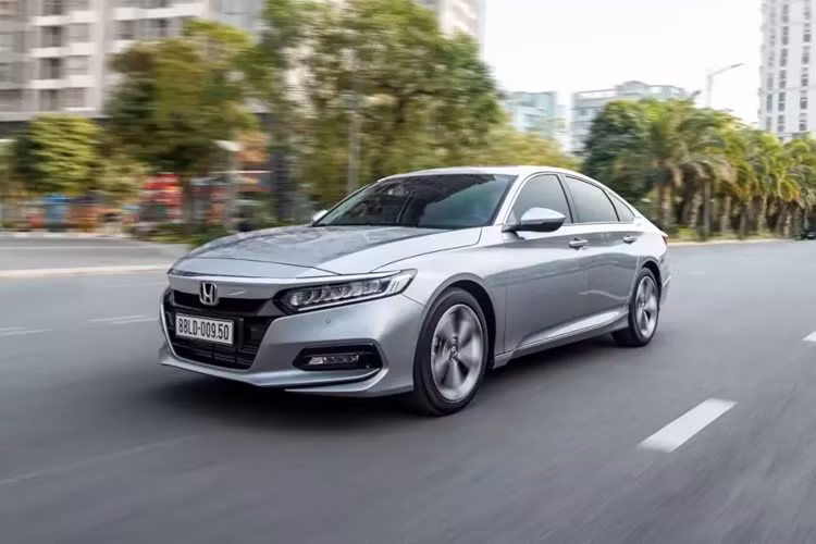 Từ đầu năm 2024 đến nay, mẫu xe Honda Accord tại Việt Nam liên tục được hãng chạy chương trình khuyến mãi chính hãng. Tháng 10/2024 cũng không phải là ngoại lệ. Theo đó, trong tháng 10 này, Honda Accord một lần nữa được hãng ưu đãi tiền mặt 220 triệu đồng.