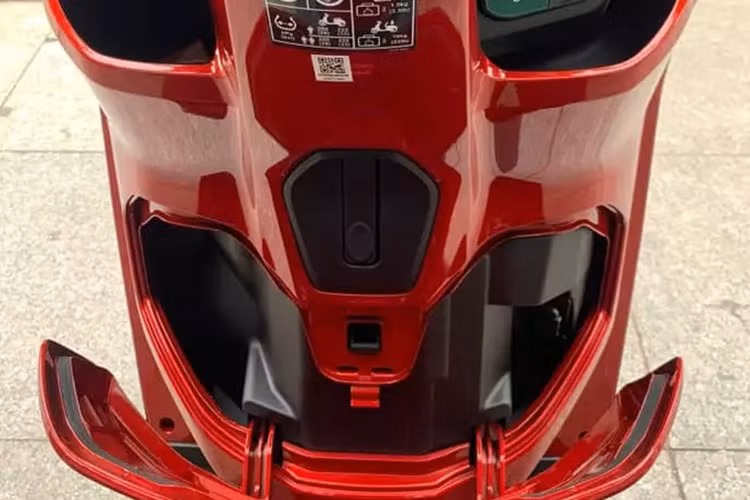 Chưa hết, Honda Stylo 160 còn có ngăn nhỏ đủ để chứa chai nước và ngăn có nắp để cất điện thoại, tích hợp cổng sạc USB Type A ở phía sau yếm trước. Bên dưới yên xe là cốp chứa đồ có thể tích 16,5 lít.