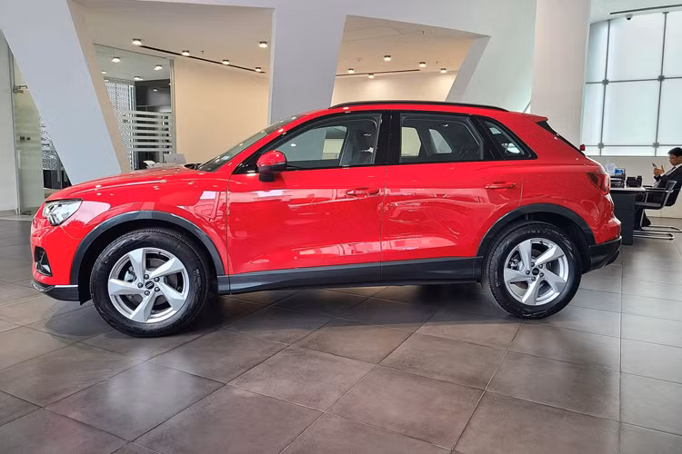"Trái tim" của Audi Q3 Black Edition 2024 vẫn là động cơ xăng 4 xi-lanh, tăng áp, dung tích 1.4L, sản sinh công suất tối đa 150 mã lực và mô-men xoắn cực đại 250 Nm. Động cơ kết hợp với hộp số tự động 7 cấp và hệ dẫn động cầu trước.