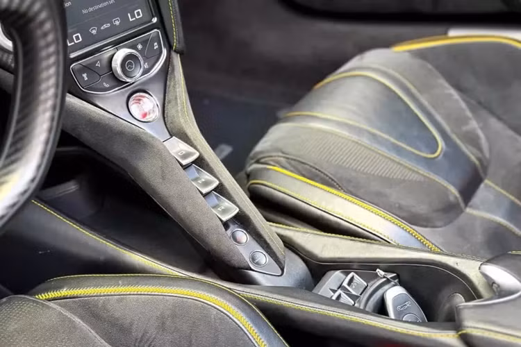 Siêu xe McLaren 720S Spider vẫn được trang bị khối động cơ xăng V8, tăng áp kép, dung tích 4.0 lít, sản sinh công suất tối đa 710 mã lực tại vòng tua máy 7.000 vòng/phút và mô-men xoắn cực đại 770 Nm tại vòng tua máy 5.500 vòng/phút.