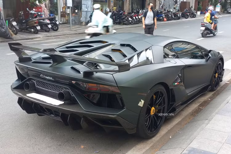 Lamborghini Aventador SVJ được trang bị khối động cơ V12 dung tích 6.5L, sản sinh công suất tối đa 770 mã lực và mô men xoắn cực đại 720 Nm. Động cơ kết hợp với hộp số bán tự động ISR 7 cấp và hệ dẫn động 4 bánh.