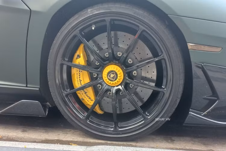 Chiếc Lamborghini Aventador SVJ thứ hai về Việt Nam được trang bị bộ mâm 10 chấu kép màu đen, đi kèm bộ lốp Pirelli P Zero Corsa thiết kế riêng để kiểm soát sức mạnh của siêu bò này. Cùm phanh vẫn là màu vàng như cũ.