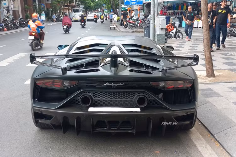 Aventador SVJ có khả năng tăng tốc từ 0 lên 100 km/h chỉ trong 2,8 giây và 0 lên 200 km/h chỉ trong 8,6 giây, trước khi đạt vận tốc tối đa 352 km/h. Vào thời điểm khi mới về Việt Nam và đóng đủ các loại thuế, giá xe Lamborghini Aventador SVJ tới hơn 2,3 triệu USD (trên 53 tỷ đồng).