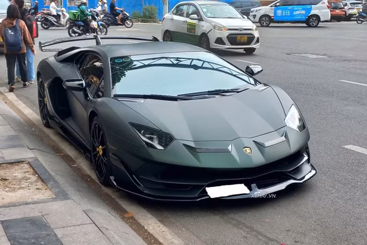 Được trang bị gói độ Novitec, siêu xe Lamborghini Aventador SVJ sở hữu nhiều chi tiết làm bằng sợi carbon như: ốp cản trước, ốp khe gió, ốp sườn…giúp làm giảm tối đa trọng lượng của xe.