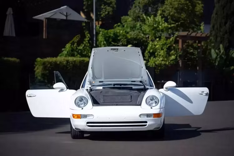 Trên thực tế, đó là điều khiến chiếc Porsche 911 Carrera Cabriolet đời 1995 này trở nên đặc biệt. Chiếc xe chỉ có quãng đường đi được là 279 dặm (449 km) kể từ khi mới mua và đang được đấu giá.