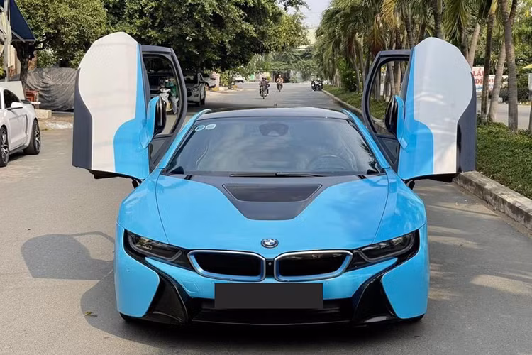 Vào giai đoạn 2015 – 2018, BMW i8 tại Việt Nam là một trong những dòng siêu xe thể thao đắt tiền được tầng lớp thượng lưu trong nước rất ưa chuộng. Thậm chí, vào thời điểm đó BMW i8 đã trở thành một hiện tượng trên thị trường xe hơi Việt.