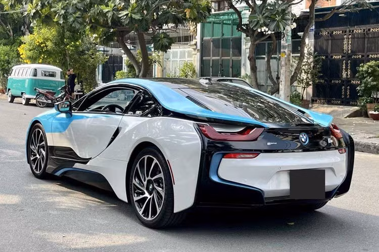 Nội thất bọc da “hảo hạng” và cách bố trí các nút điều khiển hướng về người lái. Màn hình head-up nằm ở tap-lô có thể hiển thị đầy đủ thông tin giải trí cũng như quan sát xung quanh. BMW i8 được trang bị động cơ 3 xy-lanh, TwinPower Turbo, 1.5L, cho công suất tối đa 231 mã lực, momen xoắn tối đa 320 Nm.