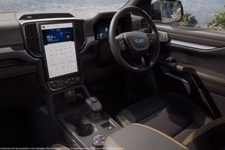 Về nội thất, bên trong khoang cabin của Ford Ranger Wildtrak V6 vẫn giữ nguyên các tiện ích như: bảng đồng hồ kỹ thuật số 8 inch hay màn cảm ứng trung tâm 12 inch hỗ trợ Apple CarPlay/Android Auto,...