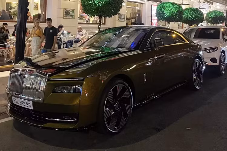 Mới đây, giới mê xe trong nước đã khá bất ngờ khi bắt gặp 1 chiếc coupe siêu sang Rolls-Royce Spectre 2024 mới đỗ ngay tại thánh địa siêu xe ở TP HCM. Thú vị ở chỗ chính là việc chiếc Spectre này gây ấn tượng với màu sơn thời trang, là đặc trưng của chiếc xe điện đầu tiên của Rolls-Royce, khác xa với xe Rolls-Royce Spectre của Minh Nhựa.