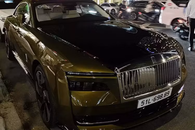 Mức giá xe Rolls-Royce Spectre 2024 điện siêu sang bán ra tại Việt Nam từ 18 tỷ đồng, nhưng chiếc xe này có trang bị tùy chọn thêm, từ màu sơn, mâm đến ngoại thất, nên giá bán có thể trên 25 tỷ đồng, chưa bao gồm các chi phí để xe lăn bánh.