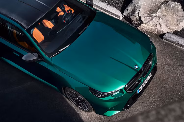 Về cơ bản, động cơ này giống với động cơ S68 xuất hiện trên siêu SUV XM hàng đầu của dòng M. Kết hợp với động cơ điện, công suất của xe tăng thêm 194 mã lực và mô-men xoắn tăng thêm 281 Nm.