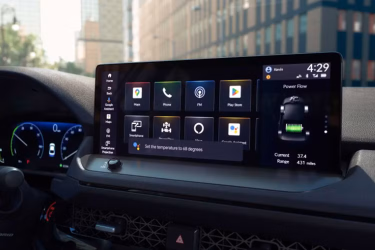 Về nội thất, bên trong khoang cabin của Honda Accord 2025 là hàng loạt tiện ích hiện đại. Có thể kể đến như: cụm đồng hồ kỹ thuật số 10,2 inch, màn hình giải trí 7 inch hỗ trợ Android Auto và Apple CarPlay. Ghế trước có sưởi, ghế lái có tính năng điều chỉnh 10 hướng.