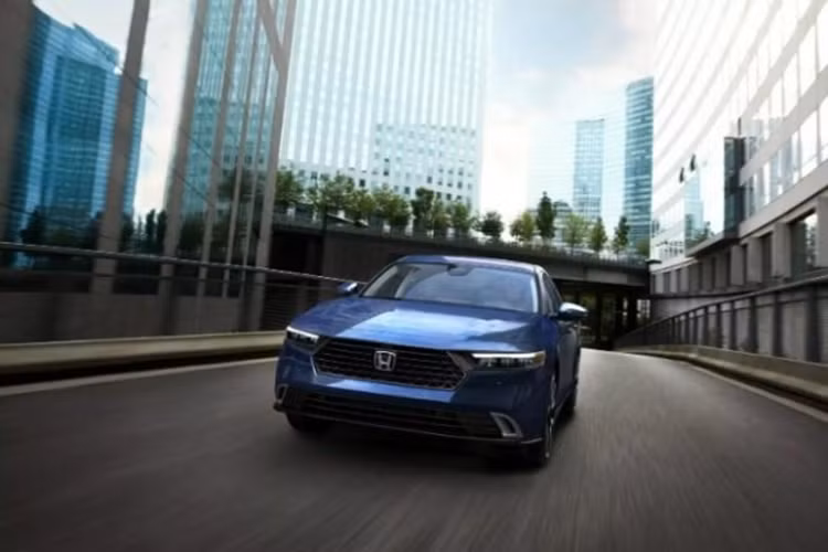 Theo công bố, bản hybrid sẽ có mức tiêu hao nhiên liệu chỉ 4,9 lít/100 km. Khi bán ra thị trường, Honda Accord 2025 thế hệ mới sẽ cạnh tranh mạnh mẽ với "người đồng hương" Toyota Camry 2025.