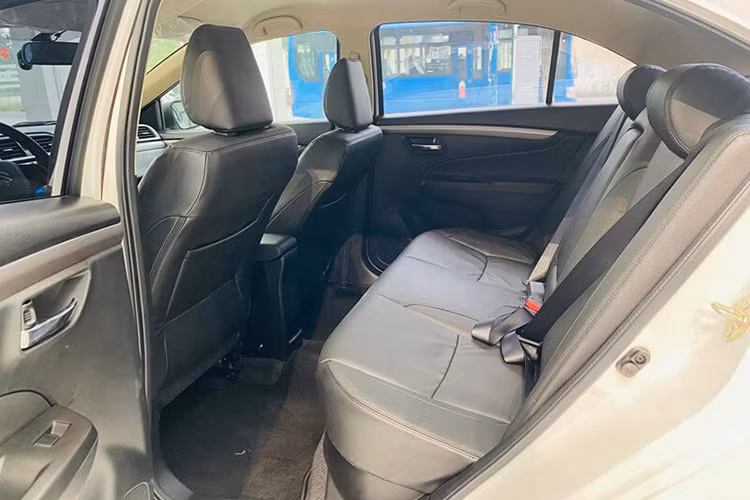 Theo các chuyên gia ôtô đánh giá, nguyên nhân chính khiến Suzuki Ciaz bán kém ở thị trường Việt Nam là do thiết kế kém nịnh mắt và đã lâu không thay đổi. Bên cạnh đó, xe chỉ có đúng 1 phiên bản và giá niêm yết chưa thực sự hấp dẫn.