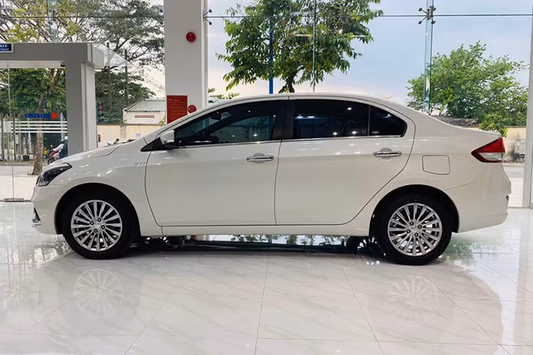 Để giải phóng hàng tồn, một đại lý ở khu vực miền Trung hiện đang giảm giá Suzuki Ciaz đến 95 triệu đồng. Giá sau ưu đãi của mẫu sedan hạng B này chỉ còn 440 triệu đồng, ngang ngửa bản thấp của các đối thủ như Hyundai Accent 1.5 MT (439 triệu) hay Toyota Vios 1.5E MT (458 triệu đồng). 