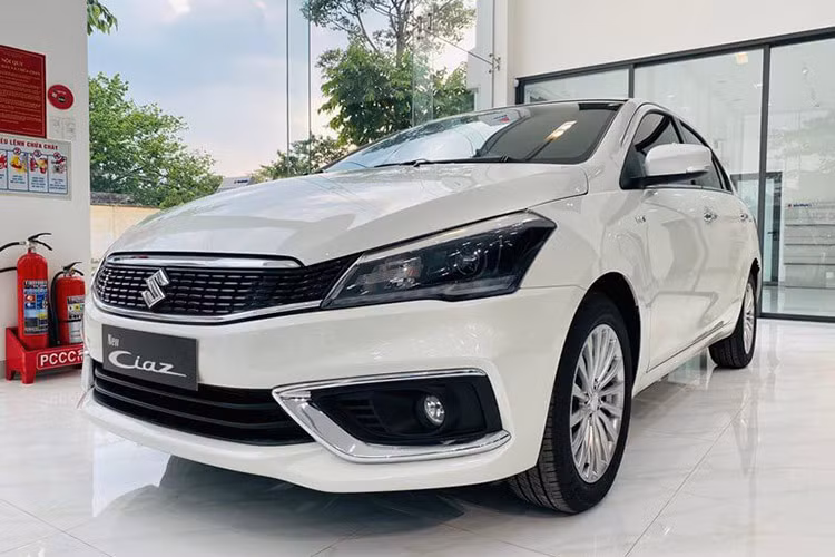 Trong thời gian qua mẫu xe sedan Suzuki Ciaz tại Việt Nam đã có những thông tin ngừng bán vì nhiều lý do khác nhau, đặc biệt là vấn đề về doanh số. Do đó, không có gì bất ngờ khi Suzuki Ciaz sản xuất năm 2022 hiện vẫn còn tồn kho tại đại lý. 