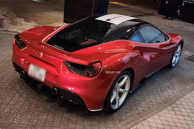 Ferrari 488 GTB sử dụng khối động cơ V8 3.9L tăng áp kép quen thuộc, sản sinh ra công suất 661 mã lực và 670 Nm mô-men xoắn.