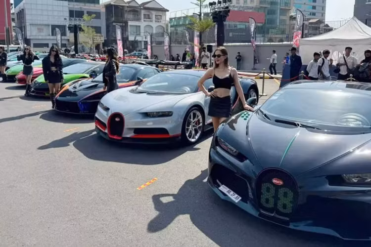 Thú vị nằm ở chỗ, chiếc siêu xe McLaren Senna xuất hiện trong sự kiện này thuộc sở hữu của người Việt, cụ thể đó là ông Hoàng Kim Khánh, 1 dân chơi xe đến từ Hải Dương.