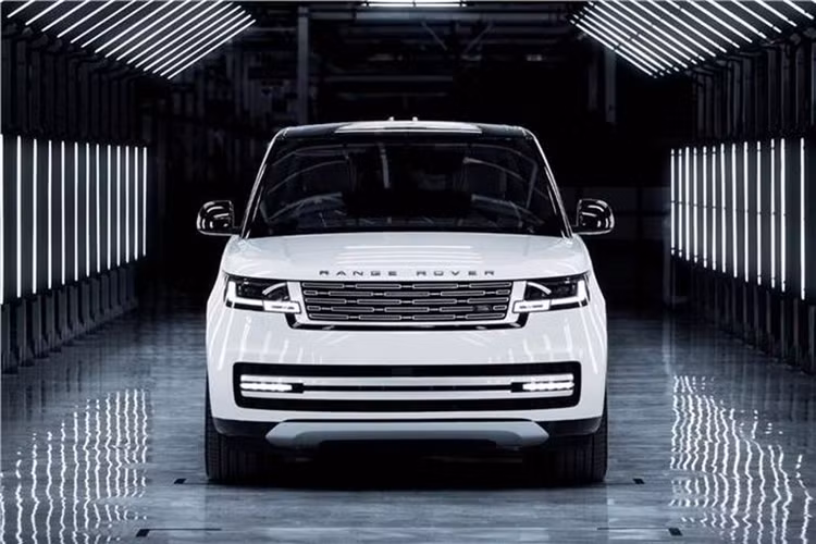 Những chiếc Range Rover và Range Rover Sport tại Ấn Độ sẽ được sản xuất tại nhà máy Pune thuộc sở hữu của Tata Motors và sẽ chỉ được phân phối cho khách hàng nội địa. Động thái này nhằm đáp ứng nhu cầu ngày càng tăng của thị trường lớn nhất khu vực Nam Á này, trong khi các mẫu xe cho thị trường khác vẫn tiếp tục được sản xuất tại Anh.