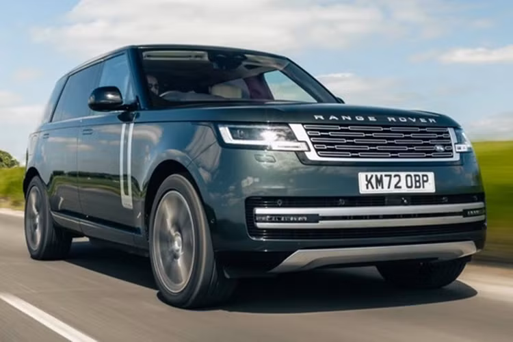 Cả hai phiên bản này đều đi kèm biến thể trục cơ sở dài, với Range Rover Autobiography có giá 312.981 USD (gần 8 tỷ đồng) và HSE có giá 284.090 USD (7,2 tỷ đồng). Range Rover Sport cũng được phân phối với 2 phiên bản Autobiography và HSE, với giá khởi điểm từ 168.551 USD (4,2 tỷ đồng).