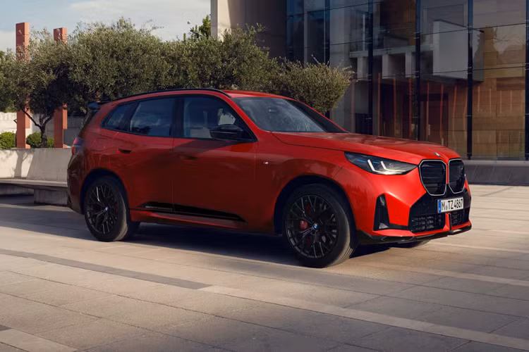 Đây là phiên bản BMW X3 độ M Performance, sau này sẽ có tên là M50 thay vì M40i cũ. Bên cạnh trang bị bộ mâm xe cỡ lớn, X3 mới còn có cánh lướt gió trên mui lớn được làm từ vật liệu polyurethane.