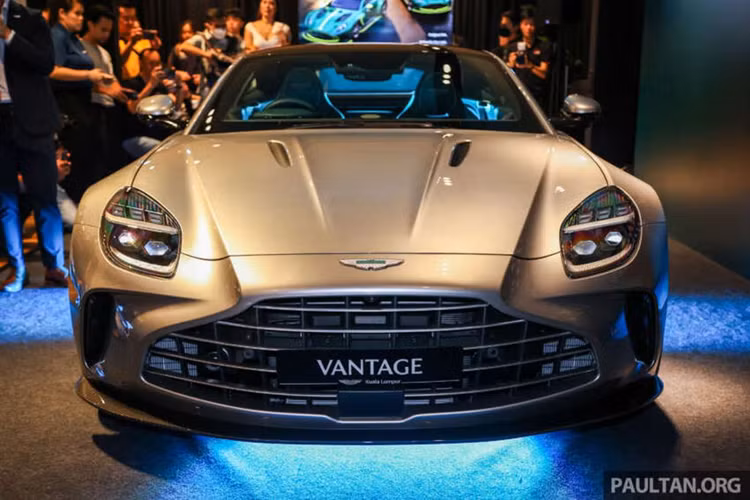 Theo đó, mức giá xe Aston Martin Vantage 2024 tại Malaysia bán ra từ 2,37 triệu RM, tương đương khoảng 500.000 USD (khoảng 12,7 tỷ đồng). Về thiết kế, Aston Martin Vantage 2024 nhận được một số thay đổi ở phần đầu xe.
