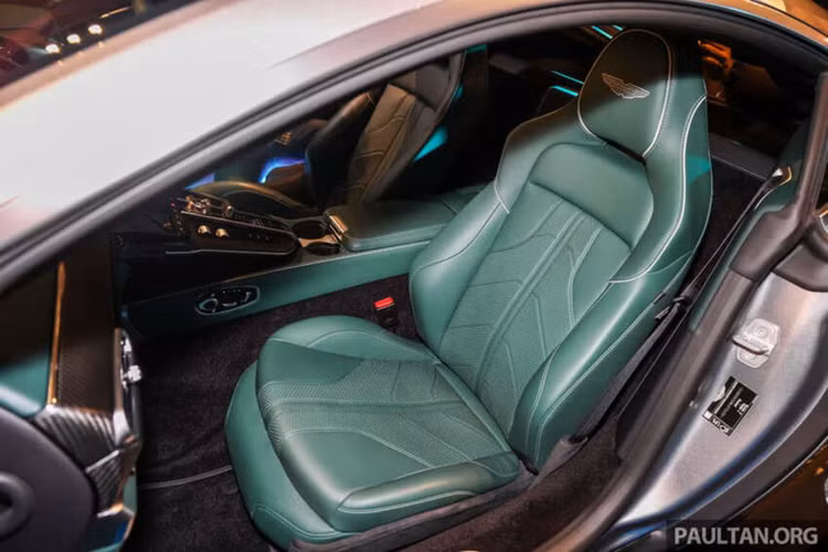 Ở phía sau, siêu xe Aston Martin Vantage 2024 phần cản xe cũng được tinh chỉnh để rộng hơn, ống xả lớn hơn. Mẫu xe thể thao này còn được trang bị cánh gió đuôi vịt tích hợp đèn hậu LED dạng mỏng và bổ sung thêm các khe gió phía sau hốc bánh.