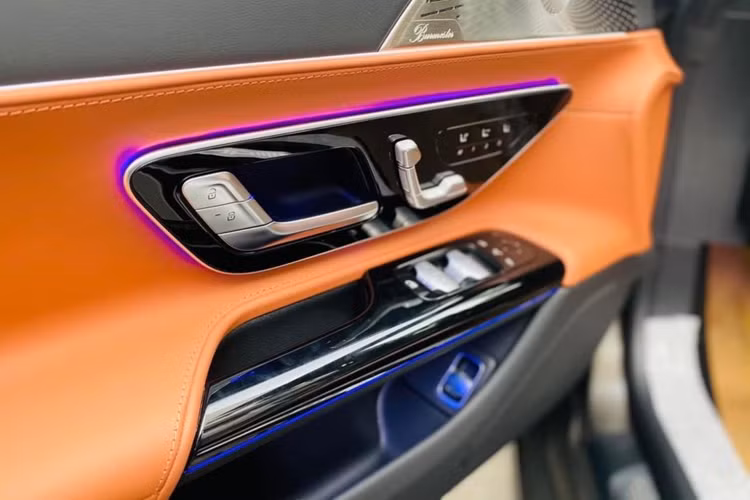 Xe được tràn bị vô lăng 3 chấu thể thao AMG Performance bọc da nappa cao cấp, tích hợp các nút bấm điều khiển cảm ứng, giúp trải nghiệm lái thêm phần thể thao, cá tính và lanh lẹ; ghế thể thao AMG Performance seats cho người lái và hành khách phía trước với thiết kế đặc biệt cùng chất liệu cứng cáp giúp bám sát cơ thể, cho cảm giác lái xe ở tốc độ cao thêm phần phấn khích hơn bao giờ hết.