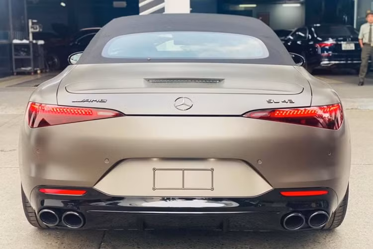 Cung cấp sức mạnh cho Mercedes-AMG SL 43 là động cơ Mild-hybrid 2.0L 4 xi-lanh theo triết lý “One man, One engine” (Mỗi kỹ sư, một động cơ) kế thừa từ quá trình phát triển của đội đua F1 Mercedes-AMG Petronas.