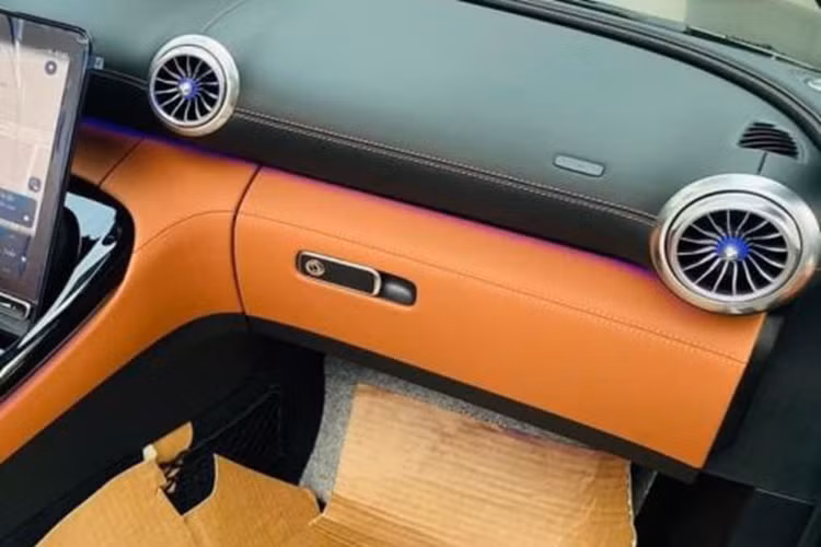 Nội thất của xe mui trần Mercedes-AMG SL 43 mới là sự kết hợp giữa hình học analog và thế giới kỹ thuật số, được gọi là “Hyperanalog”. Điều này được thể hiện qua bảng đồng hồ kỹ thuật số được tích hợp vào tấm che kính 3D.