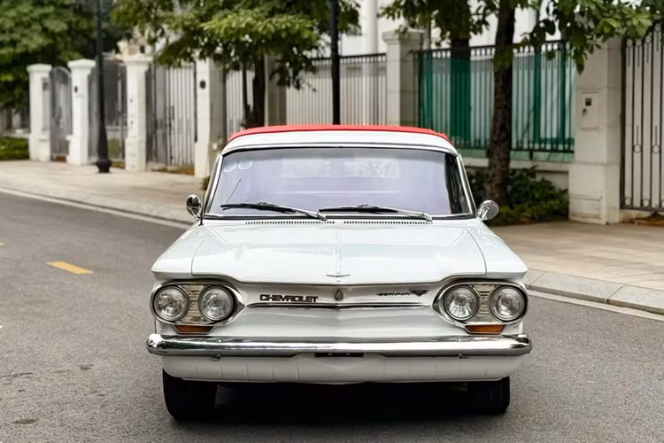 Tại Việt Nam hiện chỉ có đúng 2 chiếc Chevrolet Corvair Convertible siêu hiếm còn đang lăn bánh. Chiếc xe được rao bán có ngoại thất màu trắng, trong khi chiếc còn lại màu đỏ
