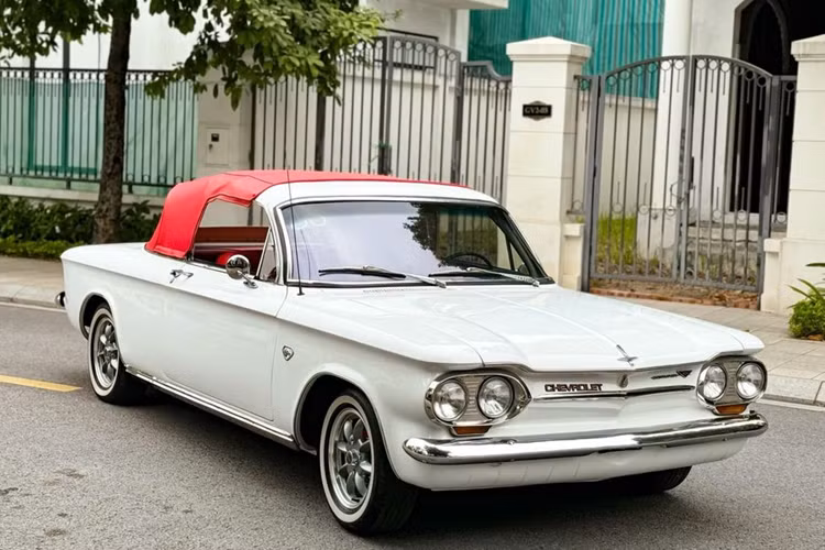Theo thông tin từ người bán, chiếc xe Chevrolet Corvair đời 1962 mui trần này hiện được rao bán trên sàn xe cũ Việt có giá 2,25 tỷ đồng.