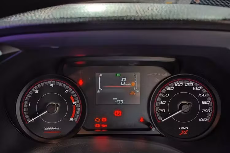 Trang bị an toàn của Isuzu D-Max X-Series 2024 khá cơ bản với 2 túi khí, hệ thống chống bó cứng phanh ABS, phân bổ lực phanh điện tử, trợ lực phanh BA, cân bằng điện tử, hỗ trợ khởi hành ngang dốc, kiểm soát hành trình, hỗ trợ xuống dốc và tự động khóa cửa khi chìa khóa ra khỏi vùng cảm biến.