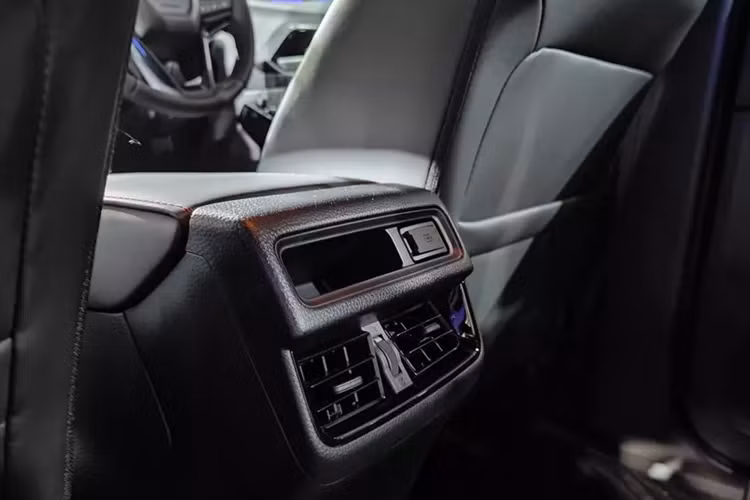 Trong năm 2023, Isuzu D-Max tiếp tục là mẫu xe bán tải bán chạy nhất tại thị trường Thái Lan với doanh số lên đến 115.499 chiếc, bỏ xa đối thủ Toyota Hilux (106.601 xe), Ford Ranger (24.424 xe) và Mitsubishi Triton (12.973 xe).