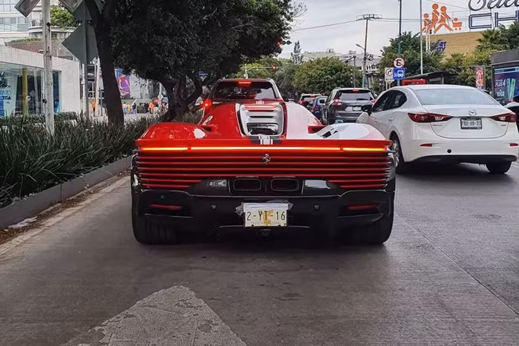 Tuy nhiên, hiện vẫn chưa có Ferrari bản giới hạn nào lộ diện có mặt tại Việt Nam, dù 1 số xe đã được hé lộ về nước, như Ferrari LaFerrari hay mới đây nhất là Ferrari Daytona SP3 bản đặc biệt. Đây là sản phẩm trong danh mục Icona, cùng với Ferrari Monza, ám chỉ các mẫu xe hoài cổ, khả năng sưu tầm rất cao.
