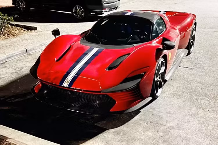 Những chiếc siêu xe bản giới hạn của Ferrari luôn là món đầu tư sinh lời khổng lồ cho ai may mắn nằm trong danh sách VIP của hãng xe Ý, tức được mua đầu tiên, không qua trung gian và nếu bán lạ, sẽ kiếm lời hàng trăm nghìn đến vài triệu đô la. Và Ferrari Daytona SP3 về Việt Nam cũng không ngoại lệ