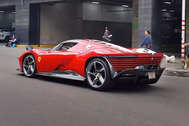 Như vậy Ferrari Daytona SP3 là 1 sản phẩm rất đặc biệt và tại Asean, chỉ mới ghi nhận có vài chiếc xuất hiện, chính vì thế, nếu có 1 doanh nhân nào trong nước thực sự mang Ferrari Daytona SP3 về dải đất hình chữ S sẽ là 1 chấn động lớn.