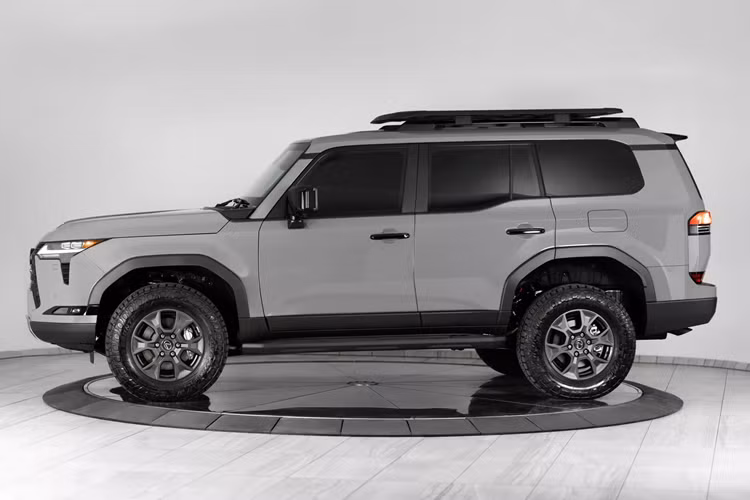 Nhằm giúp người dùng thoát hiểm nhanh chóng, Lexus Inkas GX550 2025 mới được trang bị bộ mâm xe 20 inch bọc trong lốp run-flat mới. Ngoài việc bọc thép cho các tấm thân xe và kính, Inkas đã lắp đặt các tấm chắn cửa chống đạn để ngăn đạn xuyên qua các khe cửa.