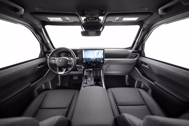 Một vách ngăn chống đạn cũng đã được thêm vào phía sau chiếc SUV và một lớp vỏ bọc thép giúp giữ cho bình nhiên liệu an toàn trước các vụ nổ.