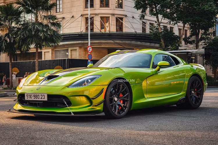 Chiếc Dodge Viper ACR tại Sài Gòn trong bài được đưa vể nước vào khoảng tháng 4/2022 theo diện nhập khẩu tư nhân. Mặc dù đã “định cư” tại nước ta gần hai năm nhưng rất hiếm khi giới mộ điệu có cơ hội nhìn thấy siêu phẩm này trên đường phố.