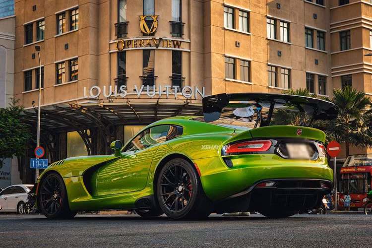 Với thông số trên, Dodge SRT Viper ACR dễ dàng tăng tốc từ vị trí xuất phát lên 100km/h chỉ trong thời gian 3,4giây trước khi đạt tốc độ tối đa 332 km/h.