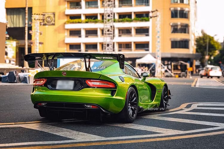 Ngoài ra, Dodge Viper ACR còn được trang bị hệ thống treo của Bilstein, cho phép người dùng có thể lựa chọn 10 chế độ khác nhau, tùy vào nhu cầu cảm giác lái; phanh Carbon Ceramic Matrix 15 inch; chế độ kiểm soát lực kéo thứ ba để cải thiện hiệu suất khi trời mưa;...
