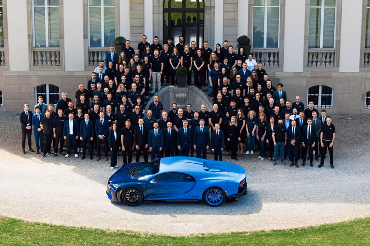 Chiếc Bugatti Chiron L’Ultime 2024 đặc biệt này là chiếc xe cuối cùng, giữ đúng lời hứa chỉ sản xuất đúng 500 chiếc Chiron của thương hiệu xe Pháp. Tên gọi L’Ultime được đặt theo tên của tay đua Louis Chiron người Monégasque và chiếc xe này đã được lắp ráp thủ công tại nhà ở Molsheim.