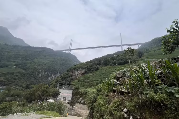 Nếu bạn chưa biết, thì Beipanjiang hay Bắc Bàn Giang, cao 565m, gần gấp đôi so với tòa nhà The Shard cao 95 tầng ở London, vì thế, nó đã trở thành cây cầu cao nhất thế giới.